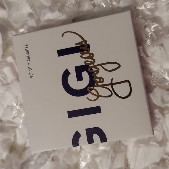 GiGi Gorgeous Get Lit Bronze Highlighter Mirrored Compact - Picture 5 of 7